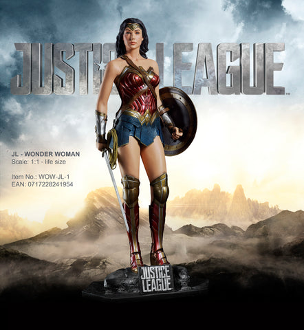 JUSTICE LEAGUE - "WONDER WOMAN" LIFE-SIZE STATUE